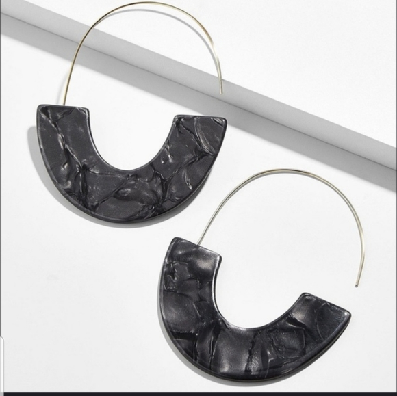 Jewelry - Beautiful crushed Black shell hook earrings